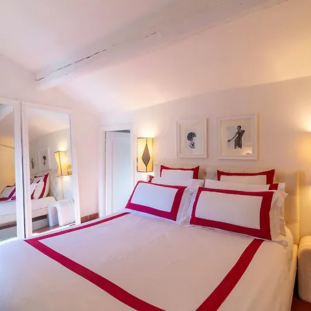 Campo De' Fiori Enchanting Attic Apartment