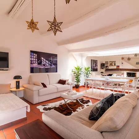 Campo De' Fiori Enchanting Attic Apartment